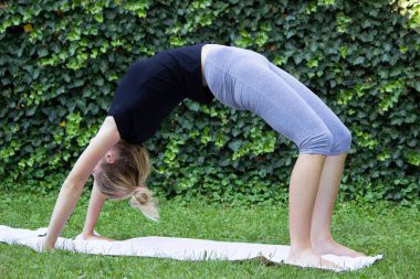 Yoga yapan genç bir kız.