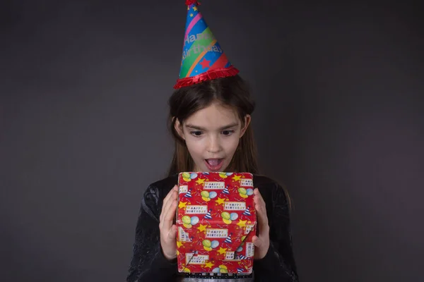 Menina Surpresa Aniversário Isolado — Fotografia de Stock