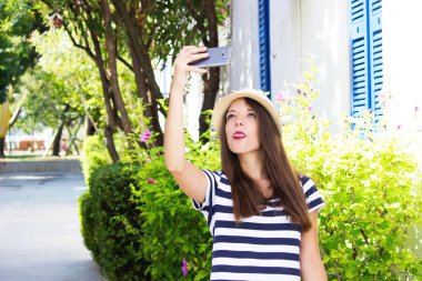 Kız akıllı telefon pozu.