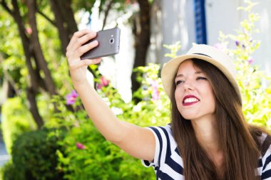 Kız akıllı telefon pozu.