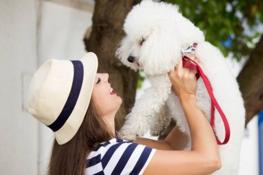 Köpek ve kızı öpüyor.