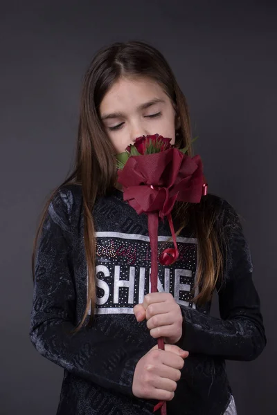 Menina Bonito Feliz Com Rosa — Fotografia de Stock