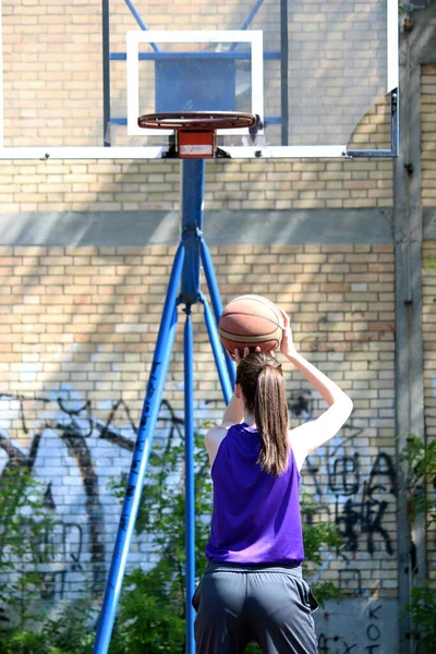 強い若い女性選手は — ストック写真