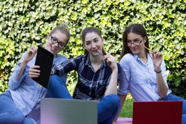 Selfie uzatma okulu kızları