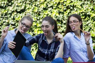 Selfie uzatma okulu kızları