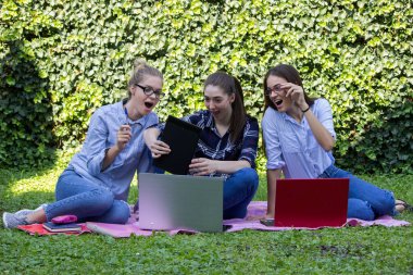 Parktaki öğrenciler