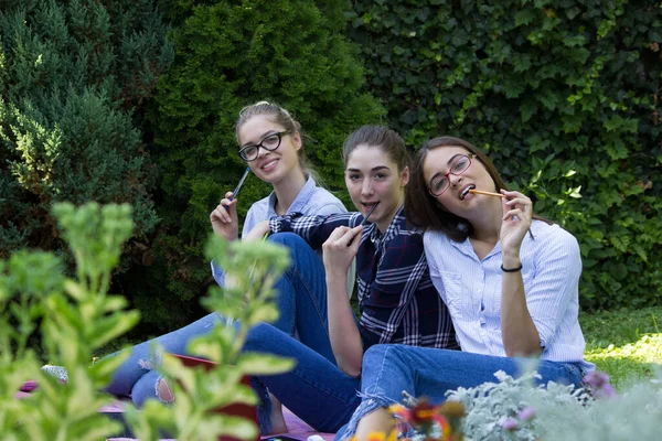 Estudantes Felizes Parque — Fotografia de Stock