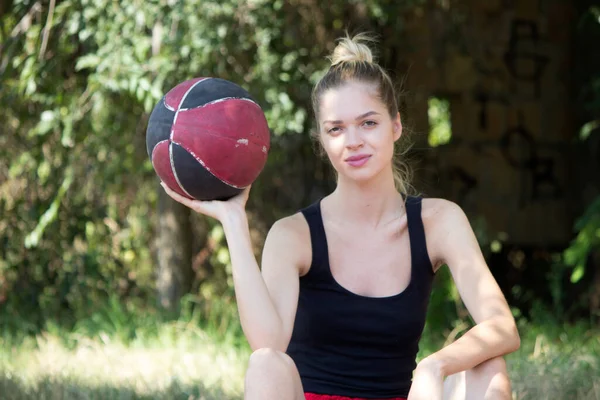 Hermosa Chica Deportiva Sosteniendo Una Pelota — Foto de Stock