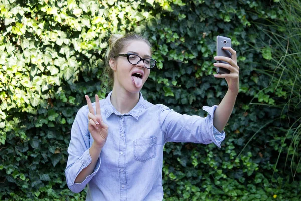 Selfie Beauty Blonde Girl Peace — Stock Photo, Image
