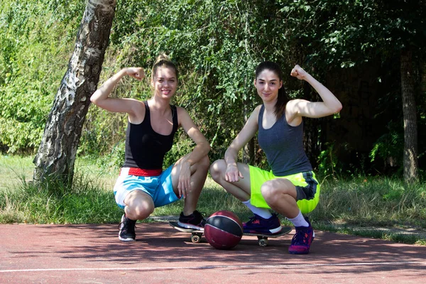 Jugadores Baloncesto Mostrando Bíceps — Foto de Stock