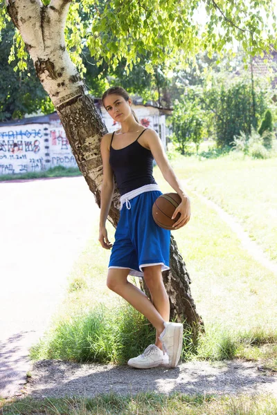 若い美しいプロバスケットボール選手は — ストック写真