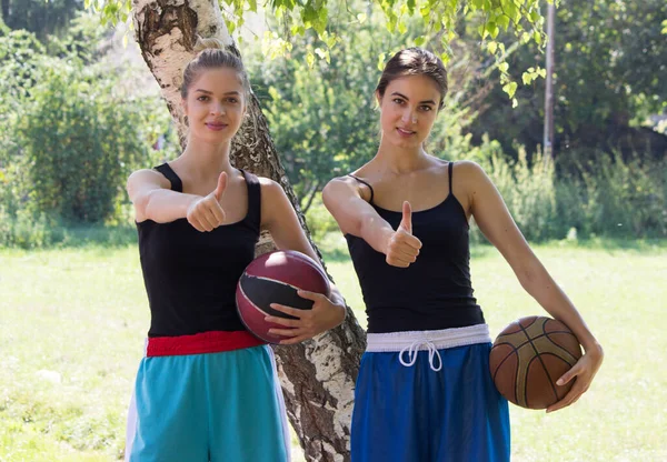 Giocatori Basket Positivi Con Palle — Foto Stock
