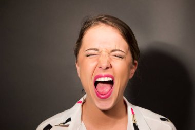 Genç kadın duyguları çığlık atıyor.