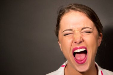 Genç kadın duyguları çığlık atıyor.