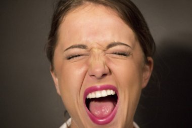 Genç kadın duyguları çığlık atıyor.