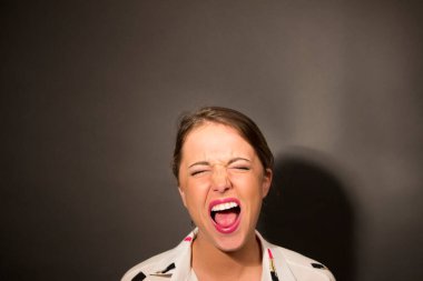 Genç kadın duyguları çığlık atıyor.