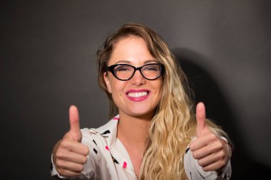 Güzel genç bir kadın işaret veriyor.