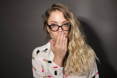 Şok olmuş genç sarışın kadın