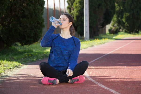 Activa Chica Joven Beber Agua — Foto de Stock