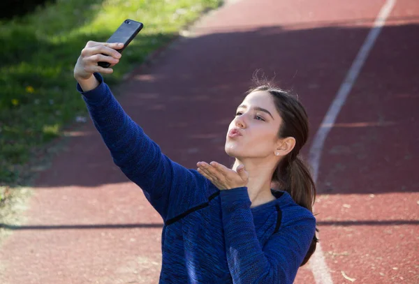 Menina Leva Uma Selfie Depois Treino — Fotografia de Stock