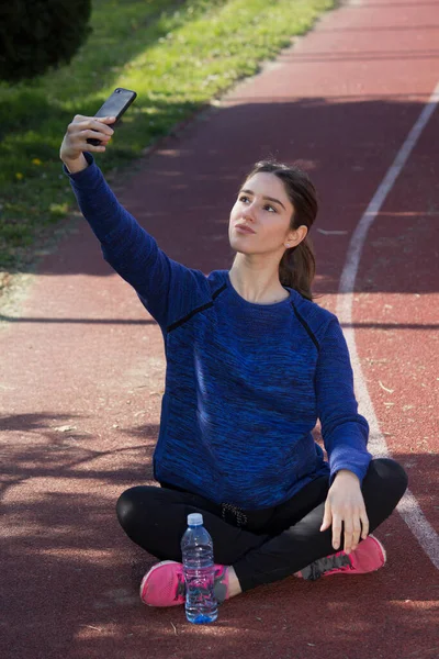 Chica Toma Una Selfie Después Entrenamiento — Foto de Stock