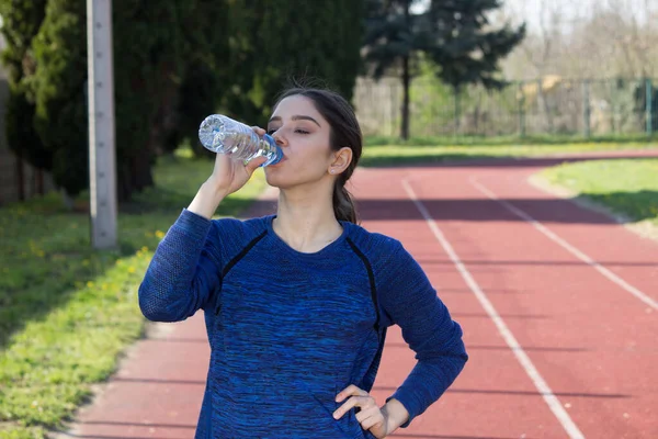Activa Chica Joven Beber Agua — Foto de Stock