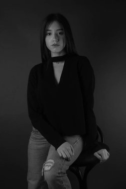 Stüdyoda poz veren şık bir kız.