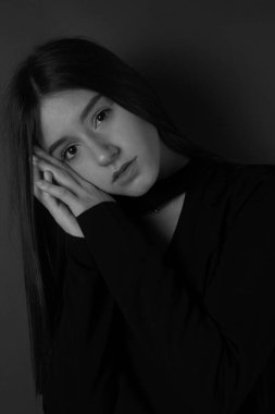 Stüdyoda poz veren şık bir kız.