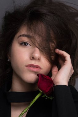 Güllü güzel bir portre kızı