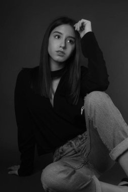 Stüdyoda poz veren şık bir kız.