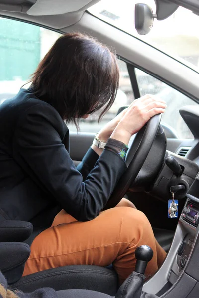 Mulher Sonolenta Dirigindo Carro — Fotografia de Stock