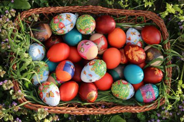 Geleneksel renkli paskalya yumurtaları
