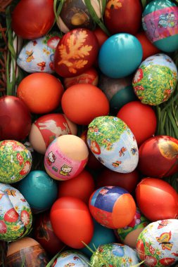 Geleneksel renkli paskalya yumurtaları