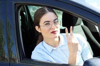 Barış genç kadın sürücü