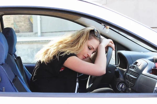 Atenção Cansado Mulher Dirigindo Carro — Fotografia de Stock