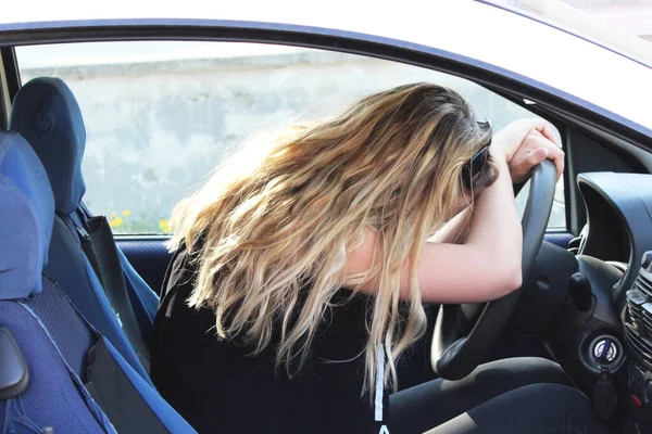 Atención Mujer Cansada Conducir Coche —  Fotos de Stock