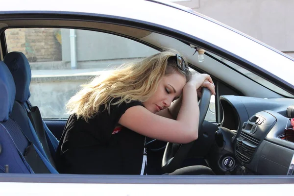 Atenção Cansado Mulher Dirigindo Carro — Fotografia de Stock