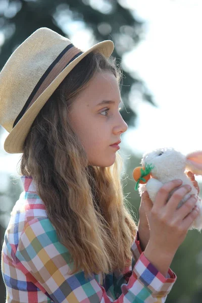 Menina Páscoa Com Coelho — Fotografia de Stock