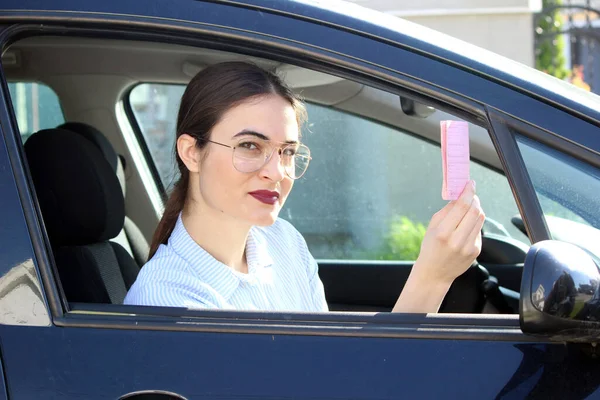 Jovem Motorista Mostrando Carta Condução — Fotografia de Stock