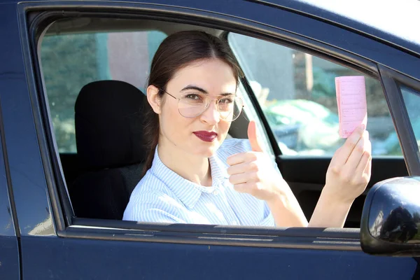 Jovem Motorista Mostrando Carta Condução — Fotografia de Stock