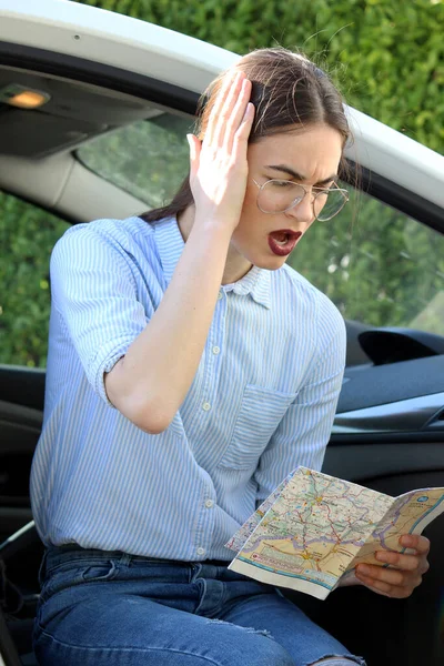 Uma Mulher Perdeu Mapa Viagem Carro — Fotografia de Stock