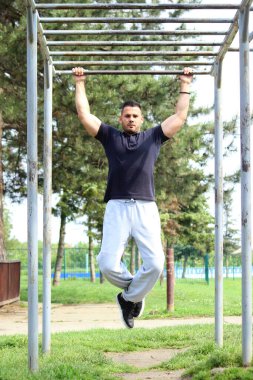 Parkta çalışan bir adam.