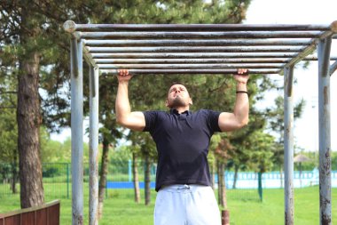 Parkta çalışan bir adam.