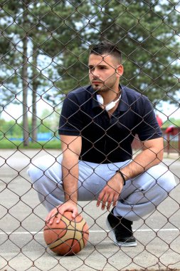 Genç adam basketbolcu