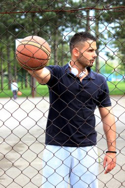 Genç adam basketbolcu