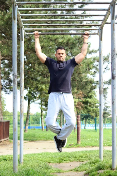 Parkta çalışan bir adam.