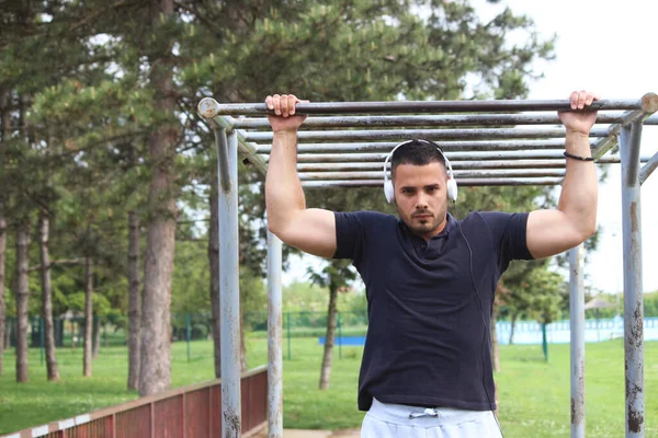 公園での男のトレーニング — ストック写真