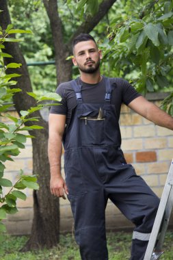 Bahçedeki genç işçi.