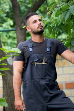 Bahçedeki genç işçi.