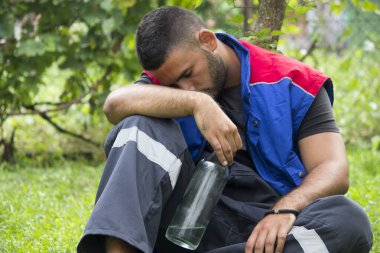 Sarhoş genç işçi yalnız.